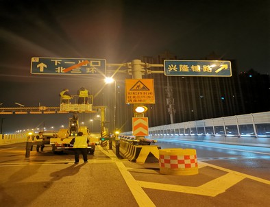 白银郑州市北三环彩虹桥交通标志牌安装现场